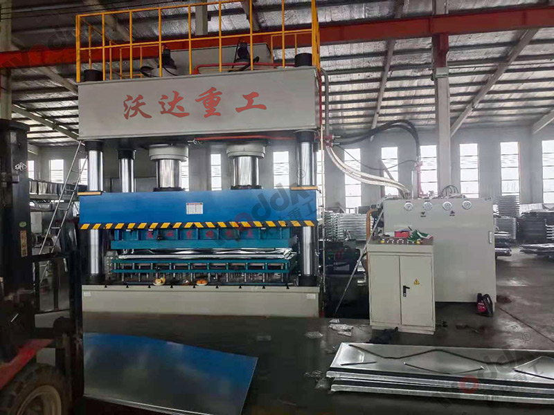 不鏽鋼水箱闆成型液壓機廠家,1000噸四柱液壓機介紹