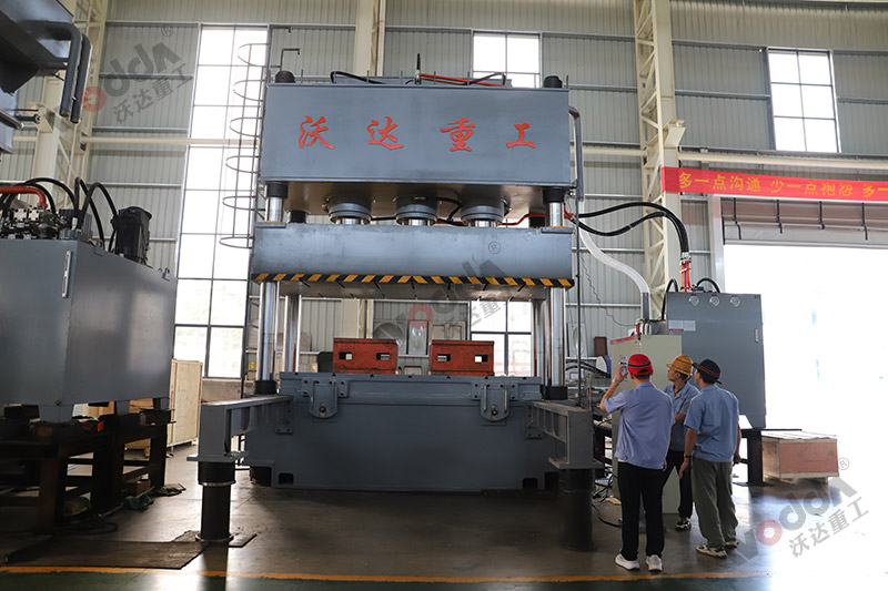 1200噸汽車配件成型液壓機（帶移動工作台）