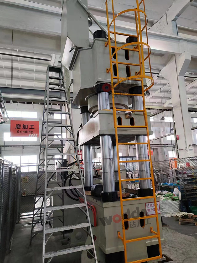 1000噸陶瓷粉末成型液壓機側面 1000噸陶瓷粉末成型液壓機側面