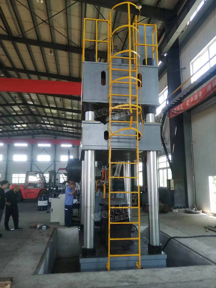 1000噸四柱液壓機側面 1000噸四柱液壓機側面