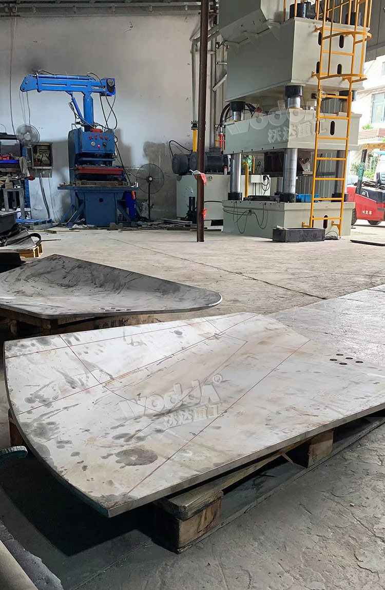 1000噸液壓機加工金屬攪拌器槳葉客戶現場