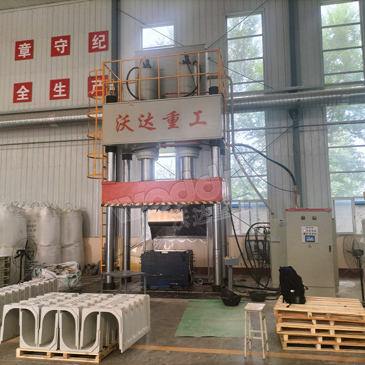800四柱液壓機(U型排水溝成型液壓機)客戶現場 800四柱液壓機(U型排水溝成型液壓機)客戶現場