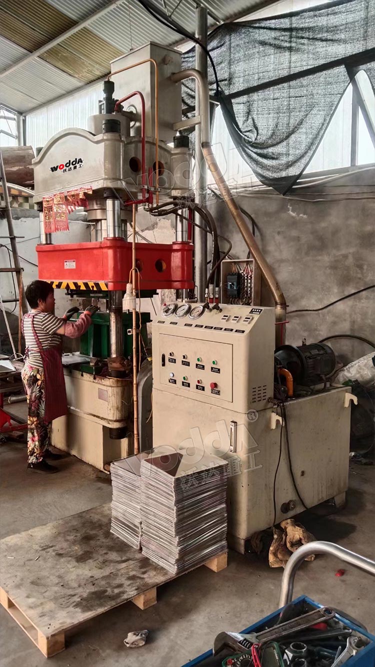 200不鏽鋼拉伸液壓機客戶現場