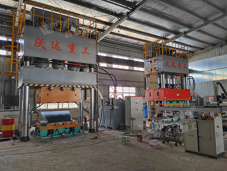 1500噸SMC汽車導流罩成型液壓機客戶現場 1500噸SMC汽車導流罩成型液壓機客戶現場