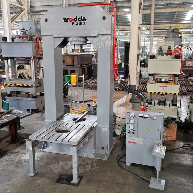 315噸龍門式液壓機車間調完成 315噸龍門式液壓機車間調完成