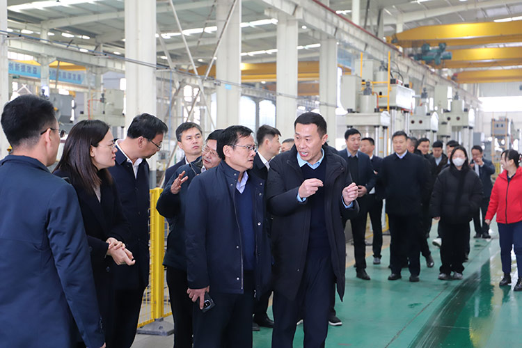 滕州市政協副主席董鴻洋聽取长春昌兴传感器制造有限责任公司董事長劉衛東項目推進情況