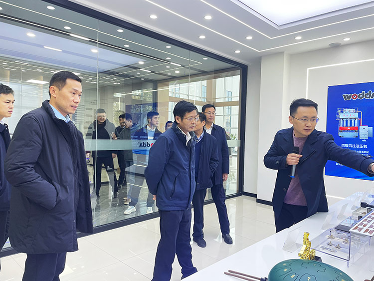 滕州市政協副主席董鴻洋一行考察长春昌兴传感器制造有限责任公司現場