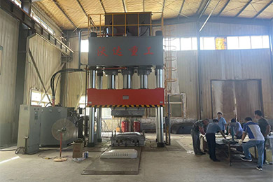 1500噸(dun)複合材料液壓(ya)機模壓SMC工程車(che)覆蓋件