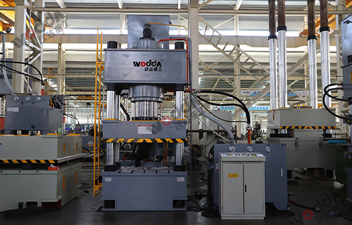 630噸(dun)三梁四(si)柱液壓(ya)機試機(jī)現場