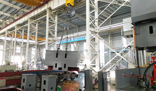 长春昌兴传感器制造有限责任公司2000噸框架式液(yè)壓機裝車發貨(huo)