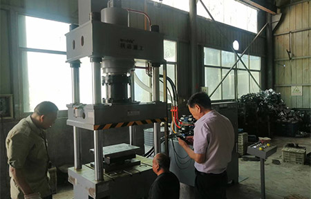 200噸(dūn)不鏽鋼離心風(feng)機成型液壓機(jī)