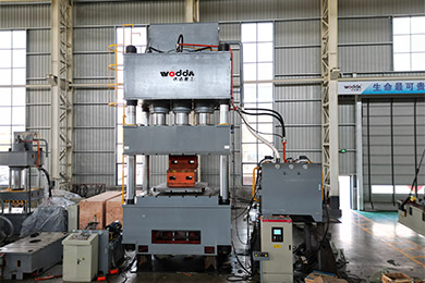 1500噸四柱拉伸(shēn)液壓機（液壓墊(nian)）