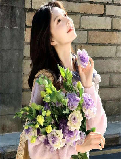 一个女人愿意给你口算什么_香蕉榴莲绿巨人草莓榴莲在线观看_撑伞的女人